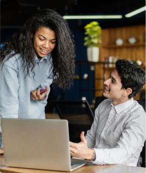 Team IT analizza dati su monitor per garantire sicurezza e sviluppo software