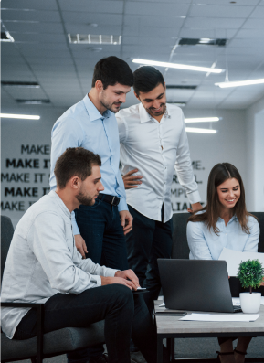 Professionista soddisfatta utilizza strumenti digitali con oltre 5 anni di esperienza