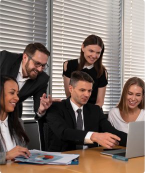 Team aziendale pianifica strategie digitali in riunione davanti a un laptop