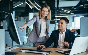 Dashboard con grafici di analisi e KPI aziendali su grande schermo digitale