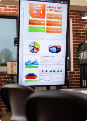 Professionisti collaborano allo sviluppo di un progetto digitale in ufficio moderno